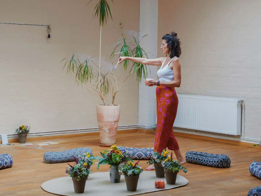 Energetische Reinigung in einem Yogaraum mit Salbei.